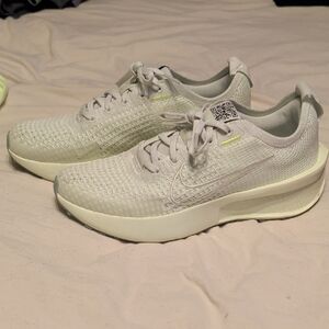 Nike Women's Interact Run In Lightseaglass/Volt